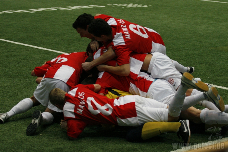 Der 1.FSV Mainz 05 ist der Sieger des Internationalen A-Junioren-Hallenturniers um den Sparkasse & VGH Cup 2010 in der Lokhalle Göttingen. Der amtierende Deutsche Meister besiegte den Überraschungsfinalisten Austria Wien in einem packenden Finale mit 4:2 