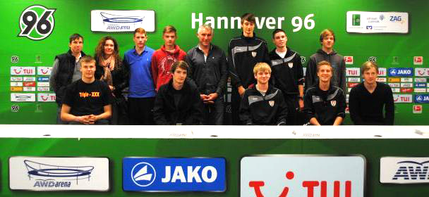 <b>Göttingen.</b> Mirko Slomka hat die torreichste regionale Mannschaft des Sparkasse & VGH CUP 2012 in der AWD-Arena in Hannover empfangen und durch die Spielstätte des Fußball-Bundesligisten geführt. In der Loge des Stadionsponsors begann Slomka seine F